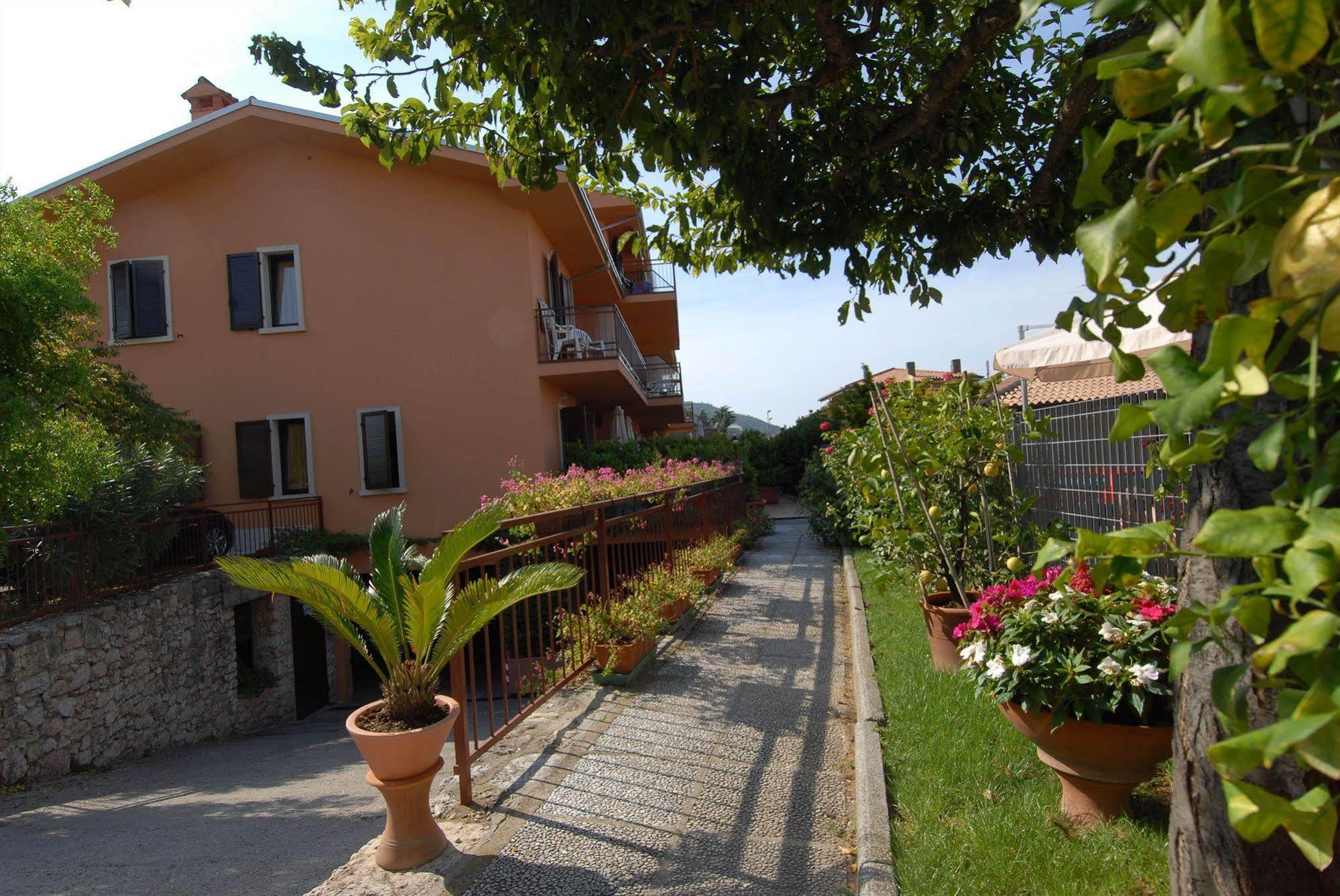 Garni Onda Hotel Torri Del Benaco Buitenkant foto